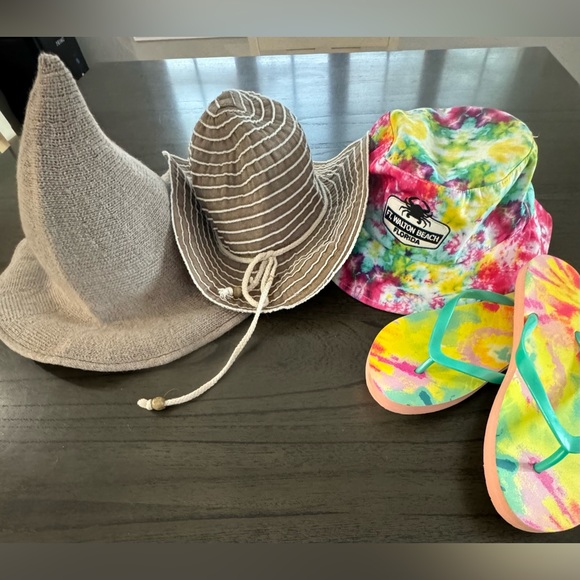 Accessories - Miscellaneous hats, and one pair of flip-flops. Size 9.
